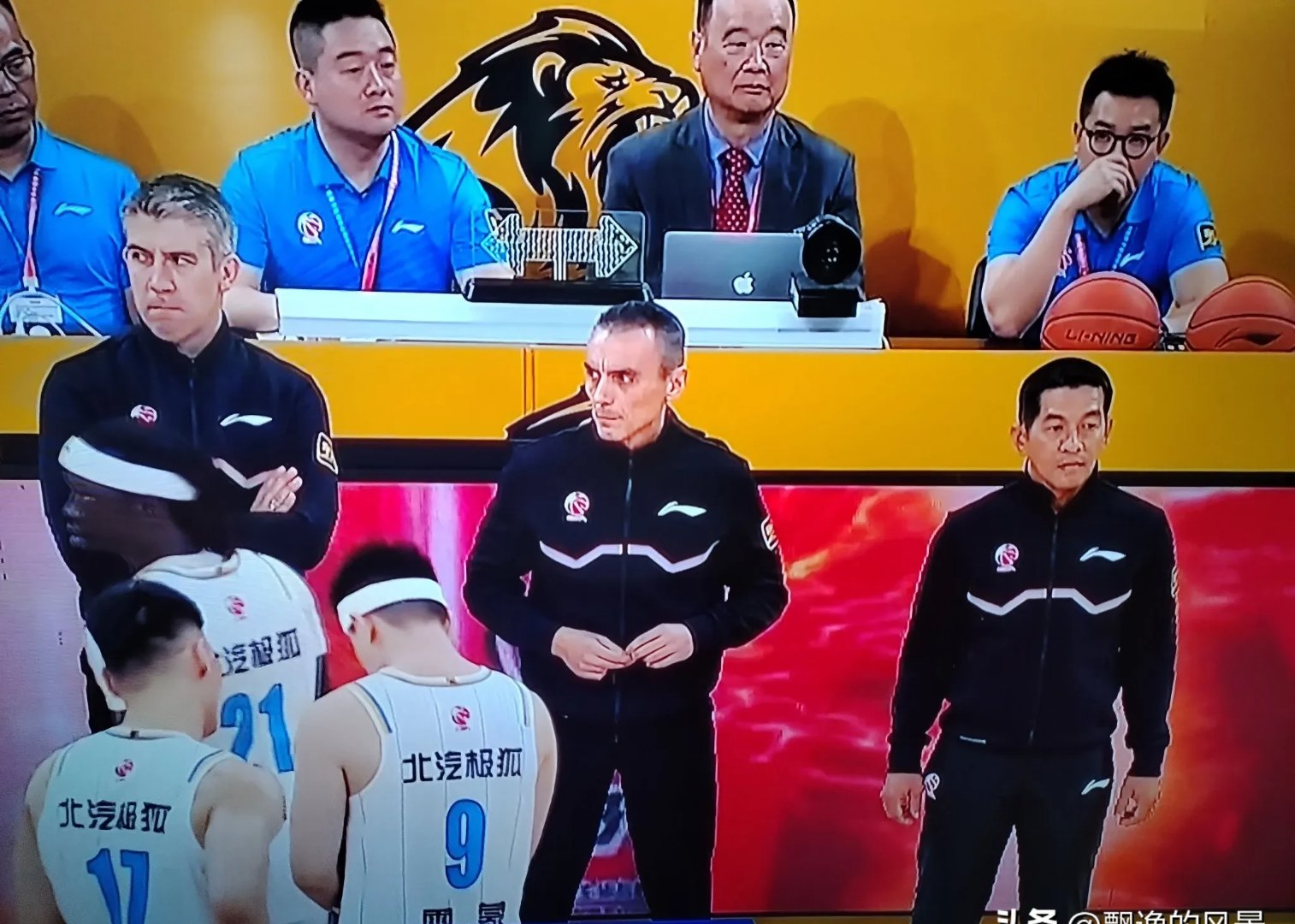 场上进攻节奏快速，球员拼搏尽显身手！