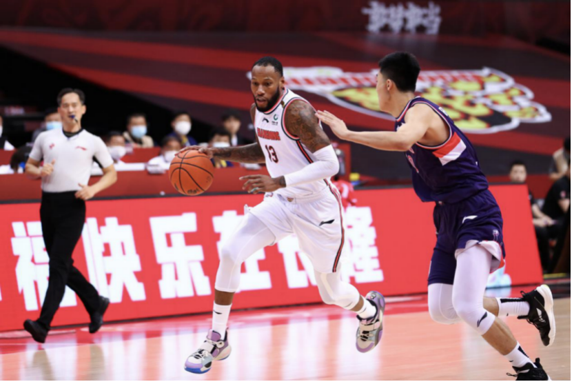 热火球迷雀跃欢庆，球队保持连胜势头的简单介绍