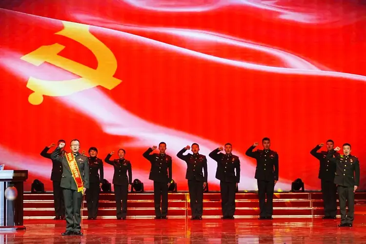 开云体育网页版-劲旅胜败在朝夕间，谁能捧起胜利之杯的简单介绍